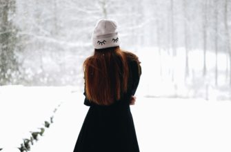 Девушка зимой со спины (65 фоток) Оригинальная шапка girl-winter-hat-funny-1206879